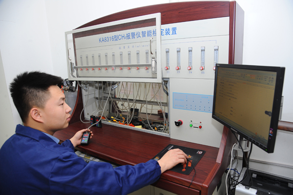 神達礦山儀器檢測有限公司之員工使用KA8316型甲烷報警儀